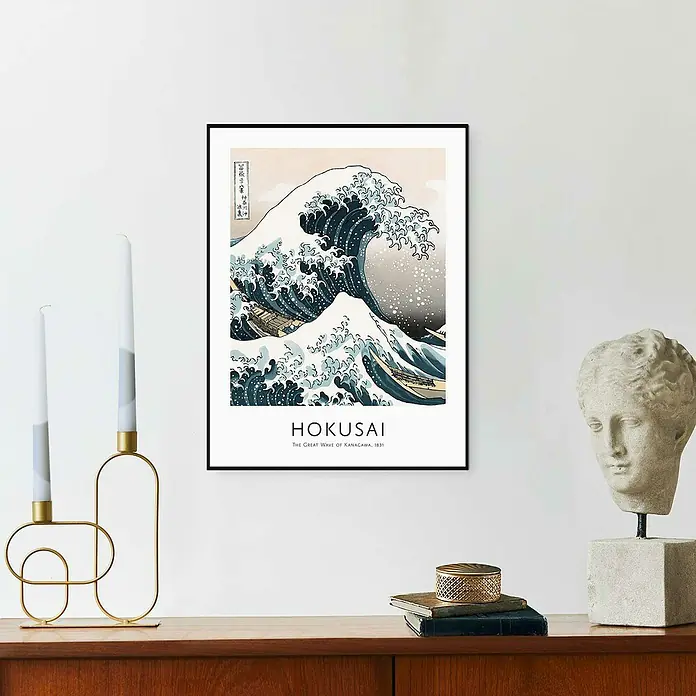 Reinders Bild Slim Frame Black - Hokusai, B x H: 30 x 40 cm - Kunstdruck von Hokusai's "Die große Welle von Kanagawa", gerahmt in Schwarz, hängt über einer Holzkommode mit Dekorationsgegenständen.