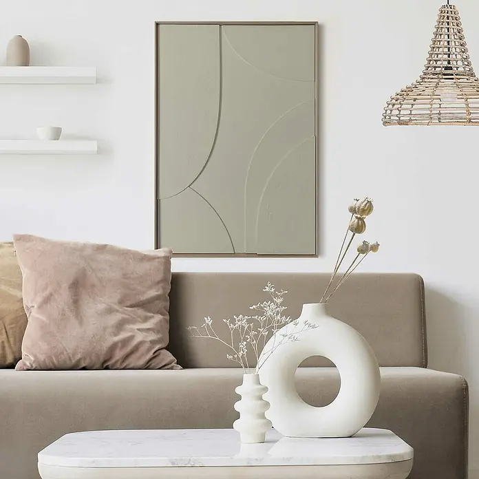 Reinders Bild Relief Art Colour - Terrace - Sage Green, B x H: 50 x 70 cm - Nahaufnahme eines stilvollen Wohnzimmers mit Kunst, Kissen, Couch, Lampenschirm und dekorativen Vasen auf einem Couchtisch.