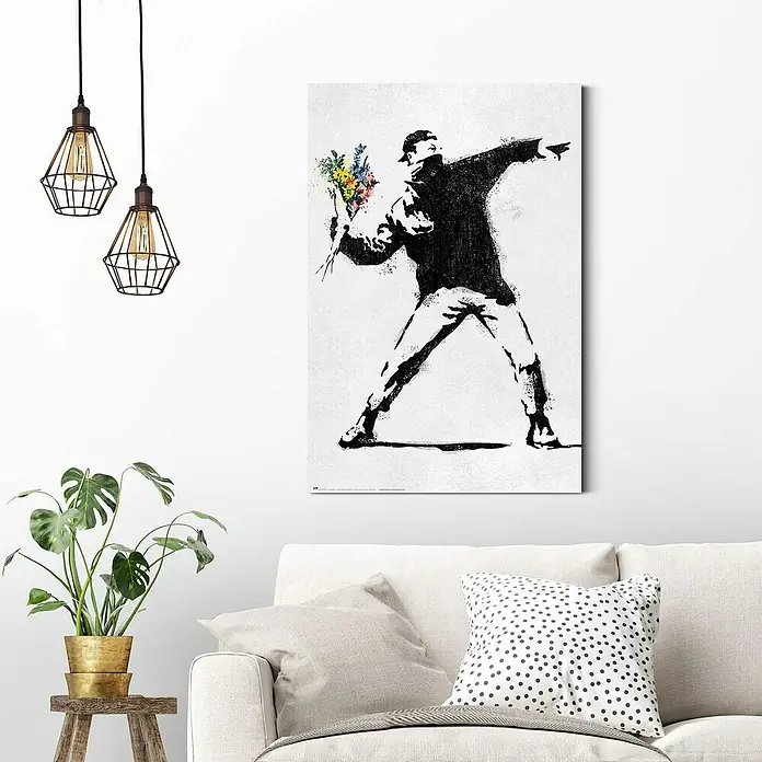 Reinders Decopanel - Banksy - Flower Bomber, B x H: 60 x 90 cm - Banksy Kunstdruck „Blumenwerfer“ in Schwarzweiß mit Farbakzenten, ein Blickfang für moderne Wohnräume und ein Statement gegen Gewalt.