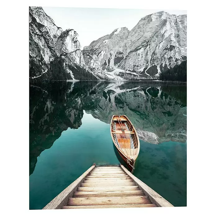 Reinders Decopanel - Glacier Mount Lake, B x H: 40 x 50 cm - Ein Holzruderboot schwimmt auf einem ruhigen, türkisfarbenen See, mit Holzstufen, die ins Wasser führen und Bergen im Hintergrund.