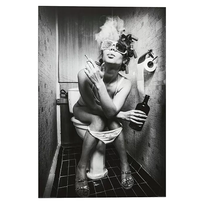 Reinders Decopanel - Toilet Picture, B x H: 60 x 90 cm - Schwarz-weißes Bild einer Frau auf der Toilette, rauchend und trinkend, mit Sonnenbrille und Lockenwicklern.