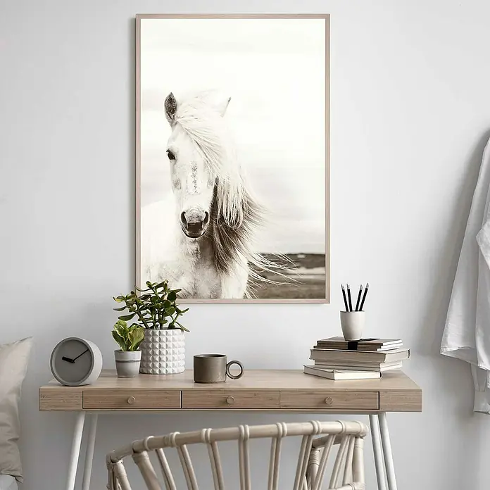 Reinders Kunststoffrahmen Eco Maxi - Wood, Bildformat: 61 x 91,5 cm - Ein gerahmtes Schwarz-Weiß-Foto eines Pferdes ziert eine helle Wand über einem Schreibtisch mit Pflanzen, Büchern und einer Tasse.