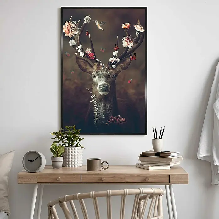 Reinders Kunststoffrahmen Eco Maxi - Black, Bildformat: 61 x 91,5 cm - Ein gerahmtes Hirsch-Wandbild mit floralen Akzenten, das über einem minimalistischen Schreibtisch mit Büroutensilien hängt und dem Raum Charakter verleiht.