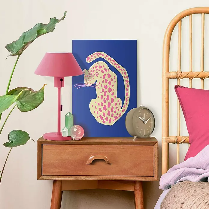 Reinders Leinwandbild Giclee on Canvas - Blue Pink Cat, B x H: 20 x 30 cm - Ein skurriles Schlafzimmer-Stillleben mit einer rosa Lampe und einem Wandkunstwerk mit Leopardenmotiv auf einem charmanten Holzschrank.