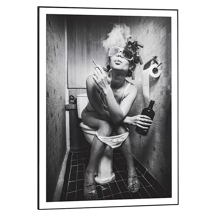 Reinders Bild Slim Frame Black - Toilet Picture, B x H: 50 x 70 cm - Schwarz-Weiß-Foto einer Frau, die auf einer Toilette sitzt, raucht und eine Flasche hält.