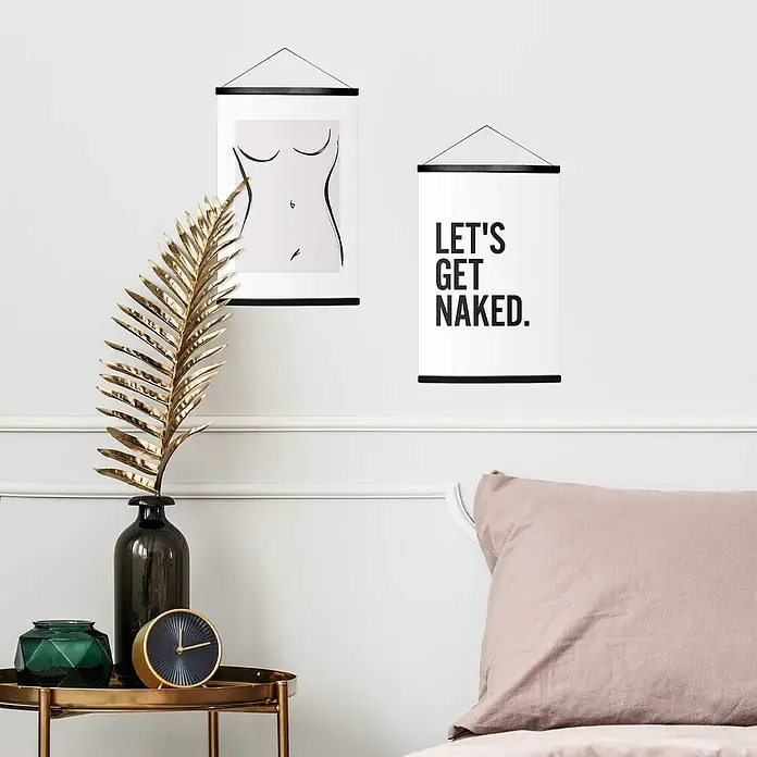 Reinders Poster Art Print - Body Language, B x H: 20 x 30 cm, 4 -tlg. - Eine moderne Schlafzimmerdekoration mit zwei Wandbildern, einem Blattgoldzweig in einer dunklen Vase und einer stilvollen Uhr auf einem goldenen Tisch.