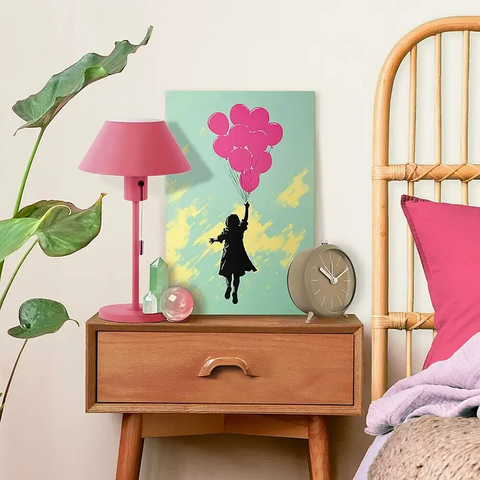 Reinders Leinwandbild Giclee on Canvas - Balloons Up, B x H: 20 x 30 cm - Nachttisch mit rosa Lampe, Kunstwerk mit einem Mädchen mit Luftballons und einem grauen Wecker. Schlafzimmer Interieur mit stilvoller Dekoration.