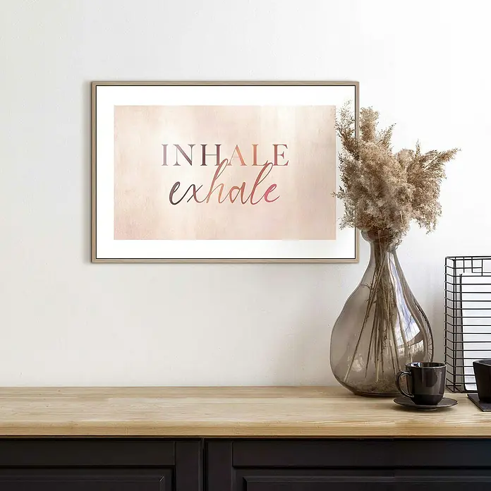 Reinders Bild Slim Frame Wood - Inhale Exhale, B x H: 30 x 20 cm - Ein gerahmtes Wandbild mit dem Text „Inhale Exhale“ in zarten Farben, das über einem Sideboard mit Deko-Elementen platziert ist.