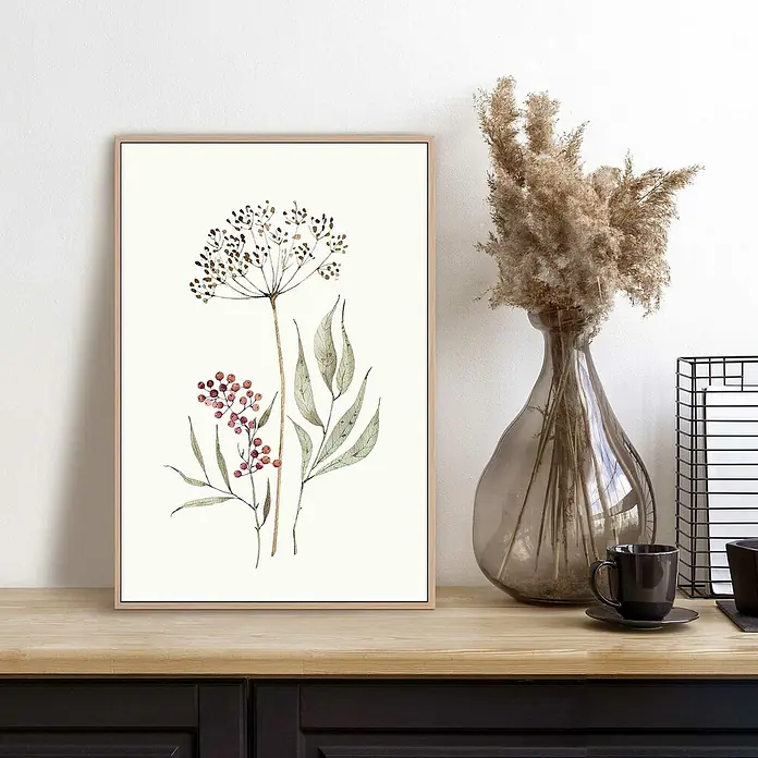 Reinders Bild Slim Frame Wood - Aqua Flowers, B x H: 20 x 30 cm - Ein gerahmtes Kunstwerk mit zarten Aquarellblumen, platziert auf einer Holzoberfläche, neben einer eleganten Vase mit Trockenblumen und einer Kaffeetasse.