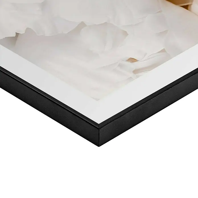 Reinders Bild Slim Frame Black - White Roses, B x H: 50 x 70 cm - Nahaufnahme eines gerahmten Kunstwerks mit einem stilvollen schwarzen Rahmen und einem weißen Passepartout.