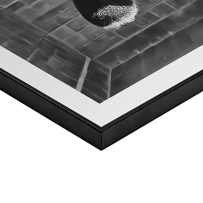 Reinders Bild Slim Frame Black - Highlander Toilet, B x H: 50 x 70 cm - Nahaufnahme eines gerahmten Kunstwerks mit einem markanten schwarzen Rahmen und einem weißen Passepartout, das die Details hervorhebt.