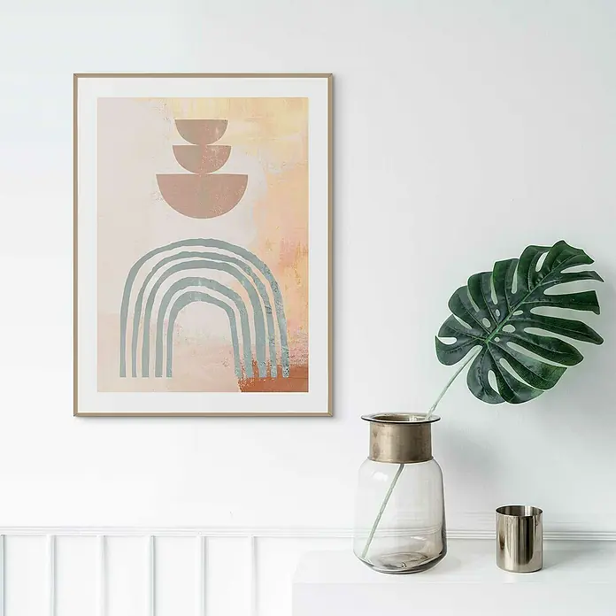 Reinders Bild Slim Frame Wood - Earth Bows, B x H: 30 x 40 cm - Ein gerahmtes abstraktes Kunstwerk mit geometrischen Formen in sanften Farben, ergänzt durch eine Monstera-Pflanze in einer Glasvase.