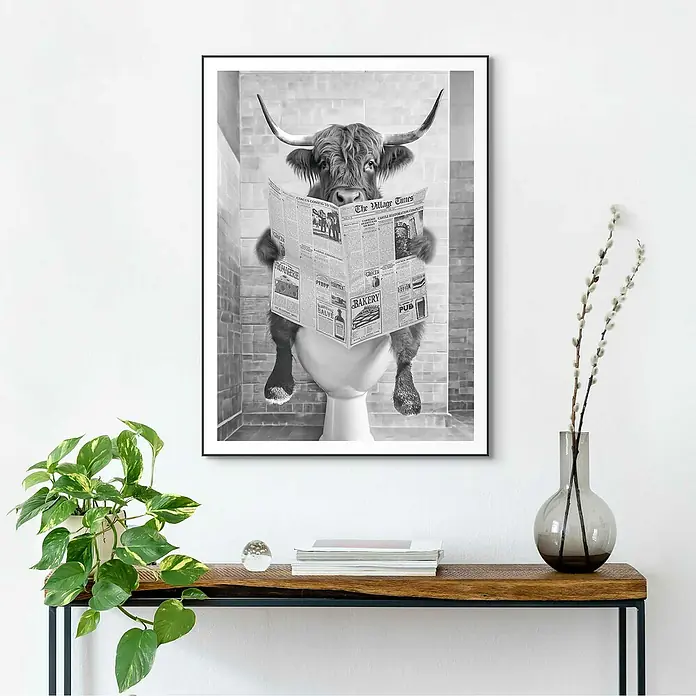 Reinders Bild Slim Frame Black - Highlander Toilet, B x H: 50 x 70 cm - Ein humorvolles Schwarz-Weiß-Poster mit einem Highland-Rind, das auf der Toilette sitzt und Zeitung liest, verleiht jedem Raum einen skurrilen Touch.