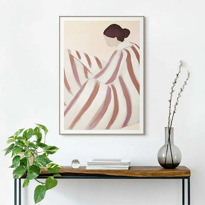 Reinders Bild Slim Frame Wood - Striped Figure, B x H: 50 x 70 cm - Elegantes Wandbild mit einem stilisierten Frauenporträt in einem Rahmen über einem Holzregal mit Dekorationen wie einer Pflanze.