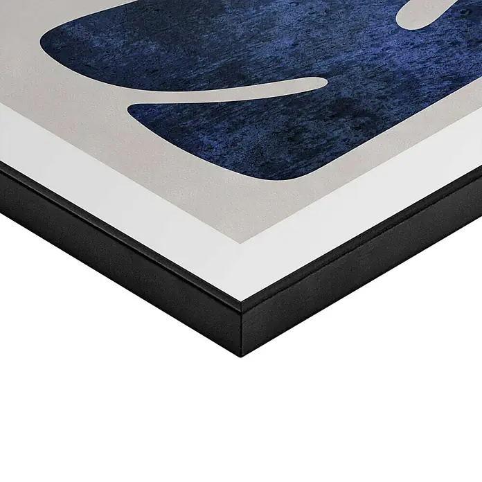 Reinders Bild Slim Frame Black - Resemblance Blue, B x H: 30 x 40 cm - Nahaufnahme eines gerahmten Kunstwerks mit abstraktem blauem Muster und einem eleganten schwarzen Rahmen, der dem Werk Tiefe verleiht.