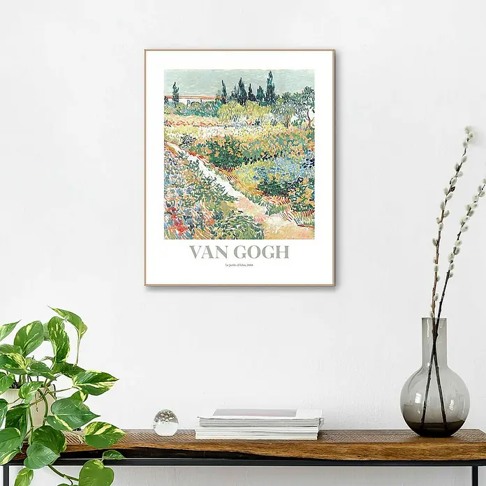Reinders Bild Slim Frame Wood - Van Gogh - Riverbank in Springtime, B x H: 40 x 50 cm - Ein gerahmtes Van Gogh Kunstwerk "Der Garten in Arles" hängt an einer weißen Wand über einem Holztisch mit Deko.