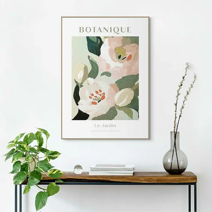 Reinders Bild Slim Frame Wood - Botanique, B x H: 50 x 70 cm - Botanisches Wandbild "Le Jardin" mit floralem Design in zarten Rosa- und Grüntönen, gerahmt und über einem Holztisch platziert.