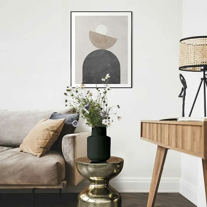 Reinders Bild Slim Frame Black - Balancing, B x H: 40 x 50 cm - Wohnzimmer mit einem stilvollen Couchtisch mit Blumen, einem bequemen Sofa und einem abstrakten Gemälde an der Wand.