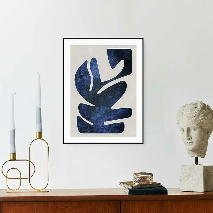 Reinders Bild Slim Frame Black - Resemblance Blue, B x H: 30 x 40 cm - Abstraktes Kunstwerk mit blauen Formen in einem schwarzen Rahmen, das auf einer Kommode neben Kerzenständer und Skulptur steht.