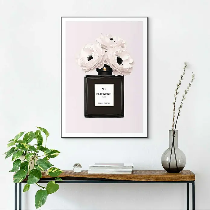 Reinders Bild Slim Frame Black - Beauty Bottle, B x H: 50 x 70 cm - Elegantes gerahmtes Poster "N°5 Flowers Paris". Schwarzer Parfumflakon mit weißen Blumen vor einem sanften Hintergrund. Eine stilvolle Wanddekoration.