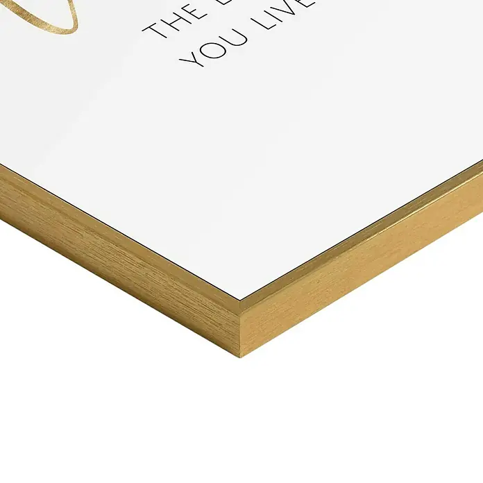 Reinders Bild Slim Frame Gold - Life is Love, B x H: 30 x 40 cm - Nahaufnahme eines gerahmten Bildes mit goldenem Rahmen und positiver Aufschrift, das eine elegante Note verleiht.
