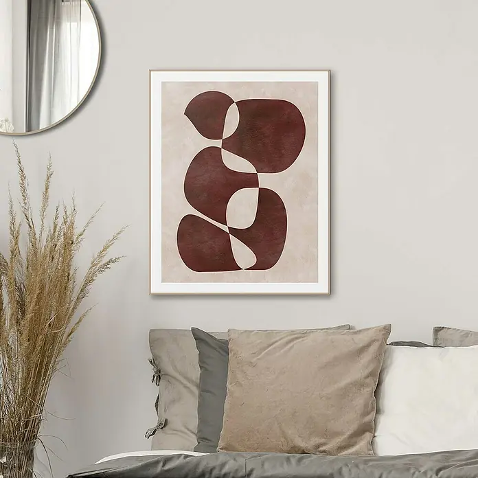Reinders Bild Slim Frame Wood - Imagination Earth, B x H: 40 x 50 cm - Ein modernes Kunstwerk mit abstrakten Formen in Braun- und Beigetönen, gerahmt und an einer Wand über einem Bett platziert.