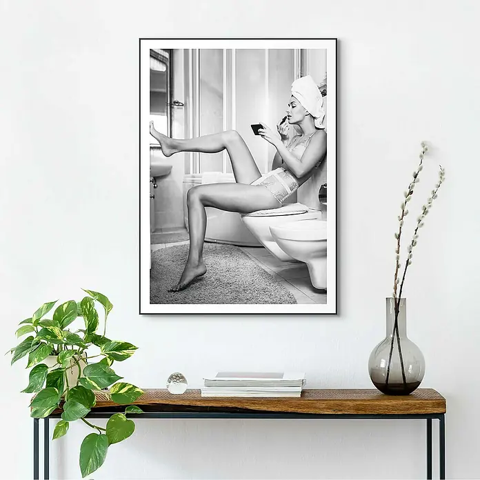 Reinders Bild Slim Frame Black - Getting Dressed, B x H: 50 x 70 cm - Schwarzweiß-Fotografie im Rahmen, die eine elegante Frau beim Schminken auf der Toilette zeigt. Eine stilvolle Wanddekoration für das moderne Zuhause.