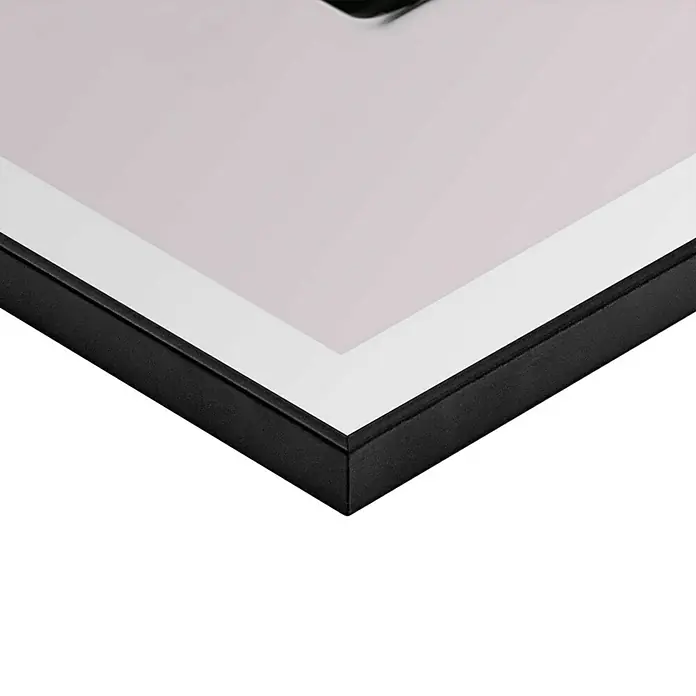 Reinders Bild Slim Frame Black - Beauty Bottle, B x H: 50 x 70 cm - Nahaufnahme eines gerahmten Kunstwerks mit einem eleganten, schwarzen Rahmen und einem weißen Passepartout, das das Bild hervorhebt.