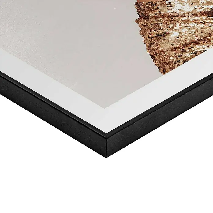 Reinders Bild Slim Frame Black - Celebrate Good Times, B x H: 50 x 70 cm - Nahaufnahme eines gerahmten Kunstwerks mit einem schimmernden goldenen Motiv. Der Rahmen ist schwarz und modern, mit einer klaren, weißen Passepartout.