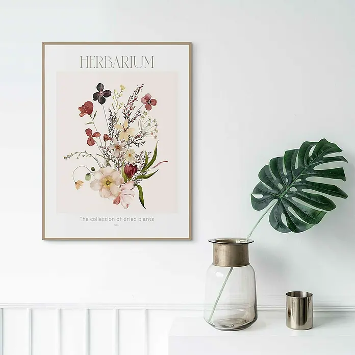 Reinders Bild Slim Frame Wood - Herbarium, B x H: 30 x 40 cm - Ein gerahmtes Herbarium-Poster mit einer zarten Sammlung getrockneter Pflanzen, neben einer Vase mit einem tropischen Blatt.