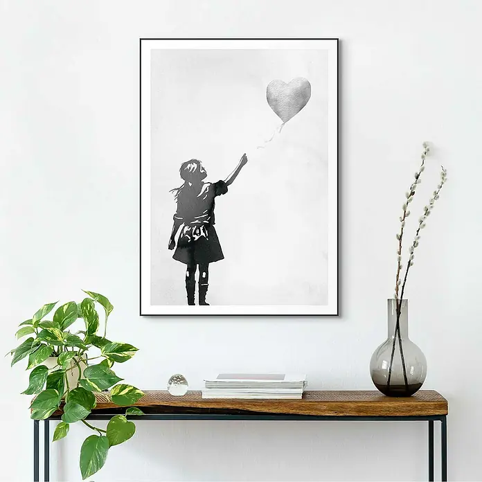 Reinders Bild Slim Frame Black - Balloon Girl, B x H: 50 x 70 cm - Schwarz-Weiß-Wandbild "Mädchen mit Herzballon" in modernem Rahmen, das eine stilvolle und nachdenkliche Atmosphäre schafft.