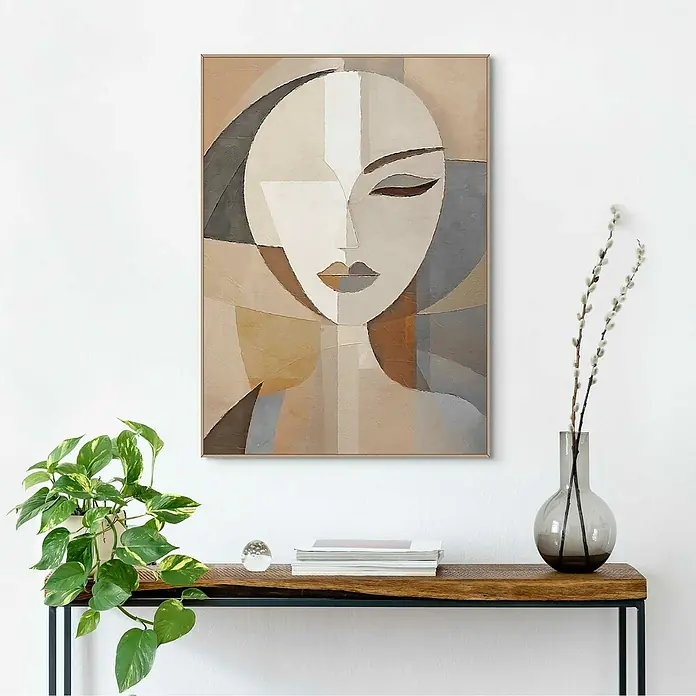 Reinders Bild Slim Frame Wood - Natural Essence, B x H: 50 x 70 cm - Abstrakte Kunst: Ein beige-braunes Frauengesicht-Gemälde, das über einem Holztisch mit Pflanzen und Büchern hängt, verleiht dem Raum einen Hauch von Eleganz.