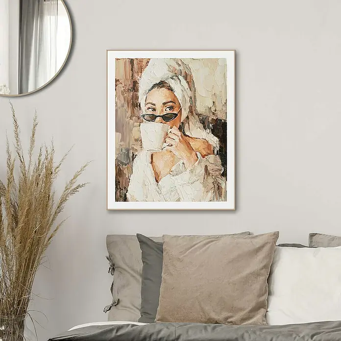 Reinders Bild Slim Frame Wood - Waking Up, B x H: 40 x 50 cm - Ein gerahmtes Gemälde einer Frau im Bademantel mit Handtuch auf dem Kopf, die eine Tasse hält, hängt über einem Bett mit Kissen.