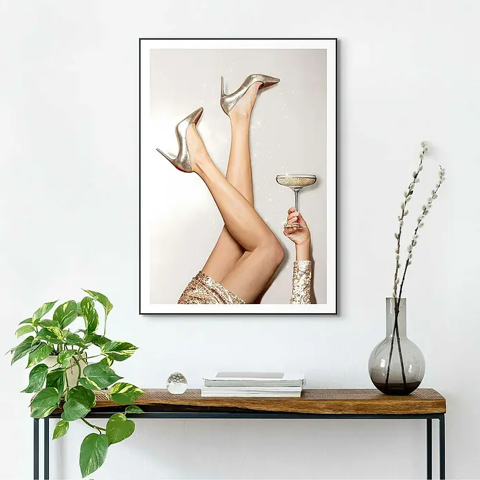 Reinders Bild Slim Frame Black - Celebrate Good Times, B x H: 50 x 70 cm - Poster mit Beinen in goldenen High Heels und einem Cocktailglas, das eine elegante und festliche Atmosphäre erzeugt.