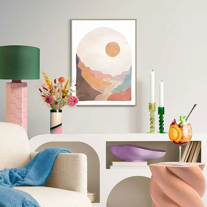 Reinders Bild Slim Frame Wood - Nature Canyon, B x H: 30 x 40 cm - Ein stilvolles Zimmer mit einem gerahmten abstrakten Landschaftsbild, das beruhigende Farben und eine moderne Ästhetik zeigt.