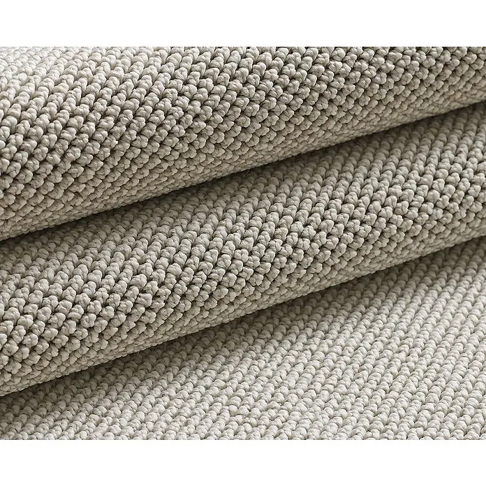 Flachgewebeteppich Loom - Creme, 230 x 160 cm, 100 % Polypropylen - Nahaufnahme eines hellbeigen, gerollten Badteppichs mit einer strukturierten, schlingenartigen Oberfläche.