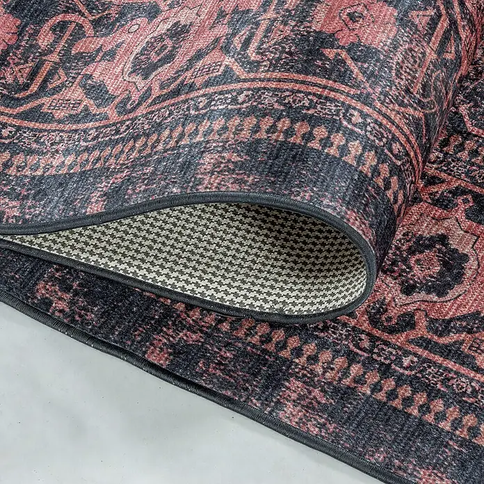 Flachgewebeteppich Fiesta - Rot/Grau, 250 x 80 cm, 100 % Polyester - Nahaufnahme eines dekorativen Teppichs mit komplexen Mustern und einer gerollten Ecke, die die Unterseite zeigt.