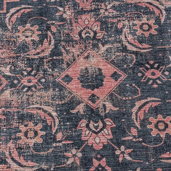 Flachgewebeteppich Fiesta - Rot/Grau, 250 x 80 cm, 100 % Polyester - Nahaufnahme eines gemusterten Teppichs in dunklen und rosafarbenen Farbtönen, der ein abstraktes, florales Design zeigt.