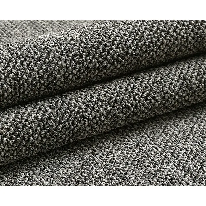 Flachgewebeteppich Loom - Grau, Durchmesser: 200 cm, 100 % Polypropylen - Detailansicht eines zusammengerollten, grauen Teppichs mit einer feinen, schlingenartigen Textur, die eine robuste und stilvolle Oberfläche bietet.