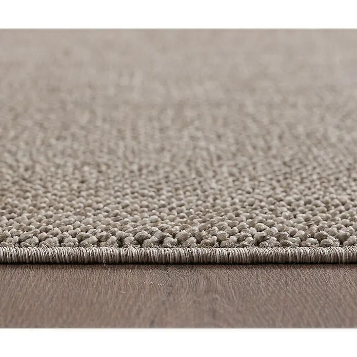 Flachgewebeteppich Loom - Braun, Durchmesser: 160 cm, 100 % Polypropylen - Nahaufnahme eines beigefarbenen Teppichs mit schlichter Bordüre, der Textur und Wärme für jeden Raum bietet.