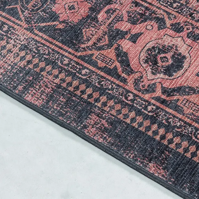 Flachgewebeteppich Fiesta - Rot/Grau, 250 x 80 cm, 100 % Polyester - Nahaufnahme eines dekorativen Teppichs mit komplizierten roten und dunklen Mustern, ideal zur Aufwertung jedes Wohnraums.