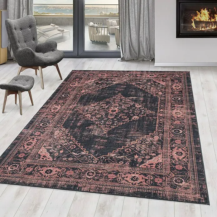 Flachgewebeteppich Fiesta - Rot/Grau, 250 x 80 cm, 100 % Polyester - Ein detailreicher, dunkler Teppich mit orientalischem Muster liegt in einem stilvollen Wohnzimmer.