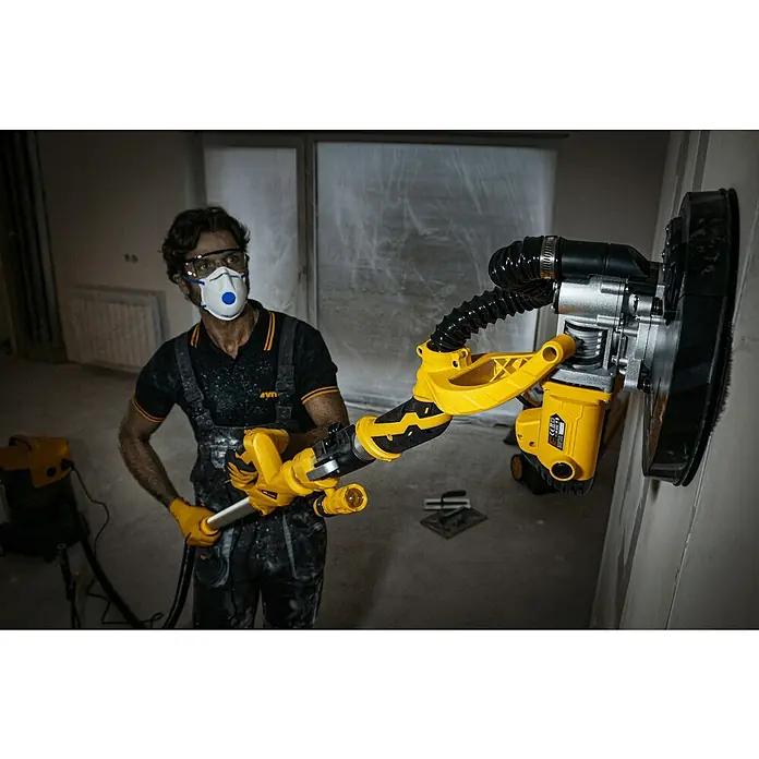 Vito Lijadora de pared y techo VILGE710 - 710 W, Diámetro disco de lija: 215 mm - Un albañil utiliza una lijadora de paneles de yeso con aspiradora para alisar una pared. Herramienta profesional.