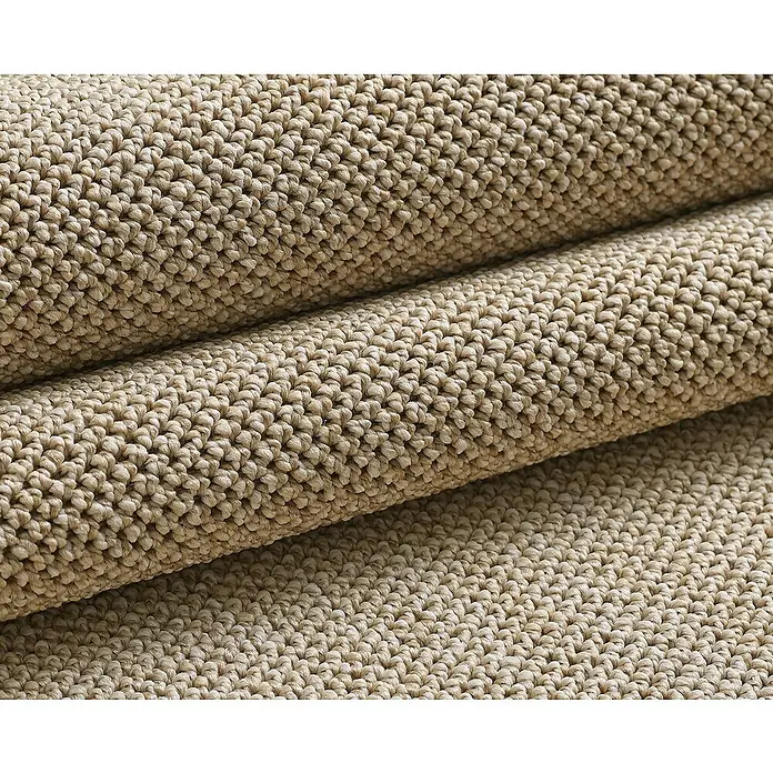 Flachgewebeteppich Loom - Beige, Durchmesser: 120 cm, 100 % Polypropylen - Nahaufnahme eines gerollten Teppichs in einem warmen Beigeton, der eine robuste Textur und eine enge Webart zeigt.