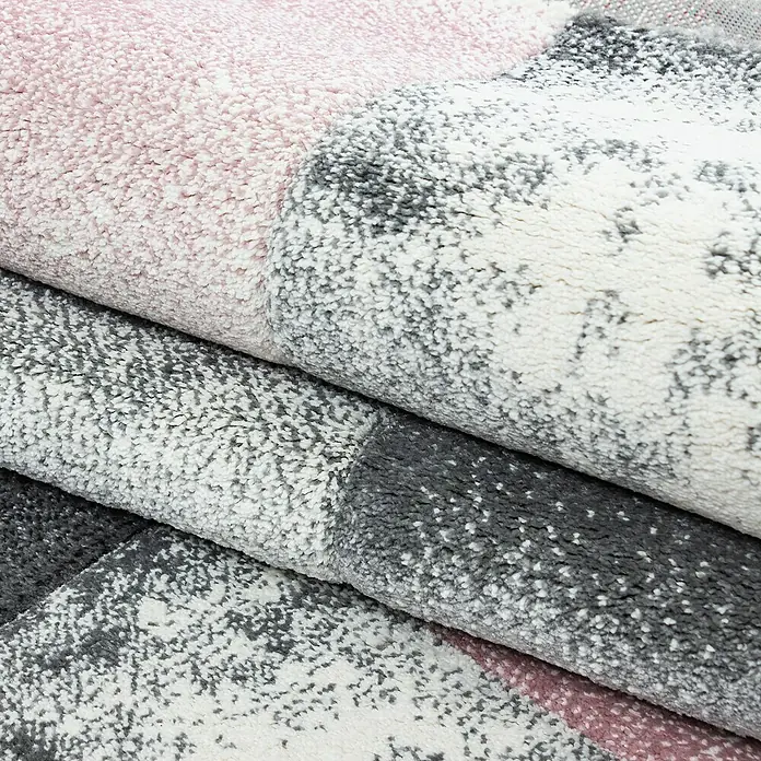 Kurzflorteppich Hawaii 1710 - Pink, 200 x 140 cm, 100 % Polypropylen - Nahaufnahme von gestapelten, modernen Teppichen in Rosa-, Grau- und Weißtönen, die ein abstraktes Muster aufweisen.