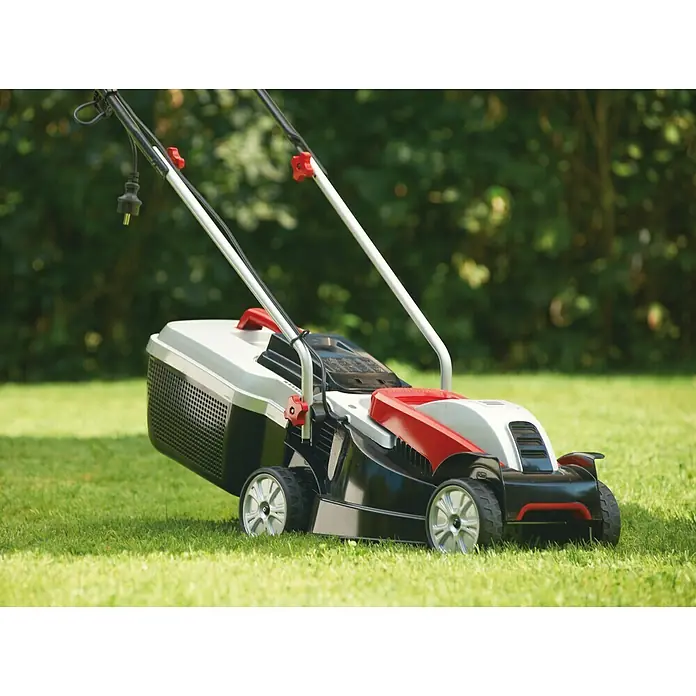 AL-KO Classic Elektro-Rasenmäher 3.22 SE - 1.000 W, Schnittbreite: 32 cm - Nahaufnahme eines Rasenmähers auf einem Rasen.