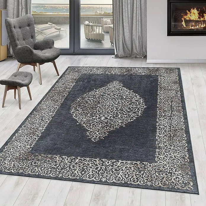 Flachgewebeteppich Fiesta - Schwarz, 150 x 80 cm, 100 % Polyester - Elegante Nahaufnahme eines dunkelgrauen Teppichs mit einem detailreichen, hellen Ornamentmuster, das jedem Raum einen Hauch von Luxus verleiht.