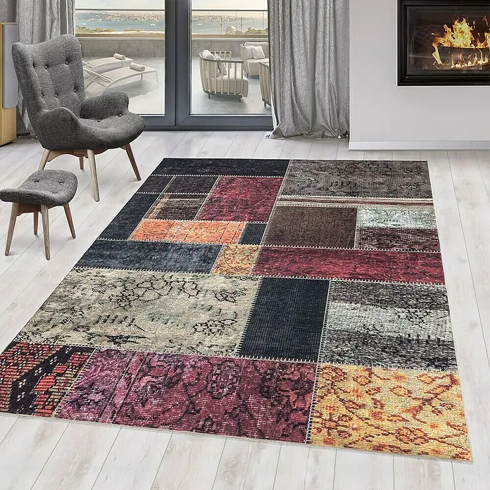 Flachgewebeteppich Fiesta - Multi, 250 x 80 cm, 100 % Polyester - Ein Patchwork-Teppich mit verschiedenen Mustern und Farben liegt in einem modernen Wohnzimmer.