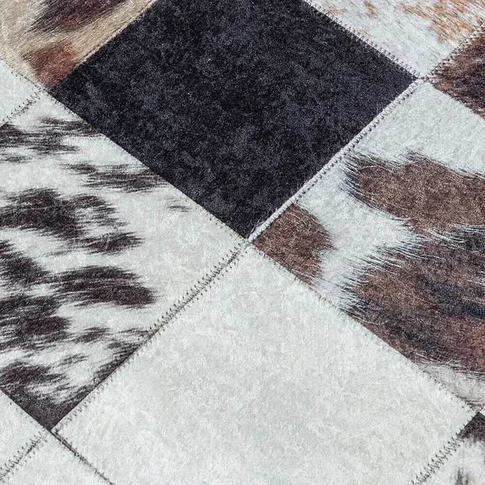 Flachgewebeteppich Fiesta - Weiß/Braun, 150 x 80 cm, 100 % Polyester - Detailaufnahme eines Teppichs mit Kuhfellmuster und quadratischen Flecken in verschiedenen Farben.
