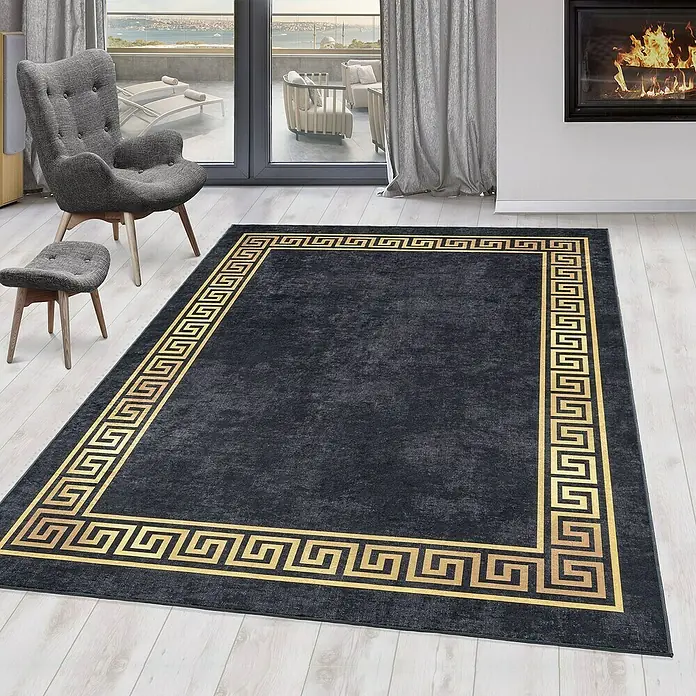 Flachgewebeteppich Fiesta - Schwarz/Gold, 150 x 80 cm, 100 % Polyester - Nahaufnahme eines schwarzen Teppichs mit goldfarbenem griechischem Mäandermuster, der in einem modernen Wohnraum liegt.